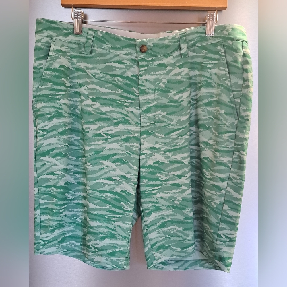 Mens Greg Norman ML75 Microlux Performance Golf Shorts Playdry Green Camo 36